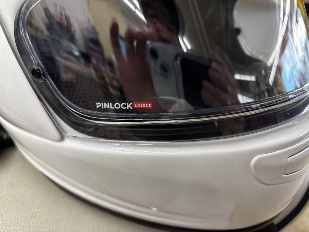 ヘルメットに装着したピンロックシート