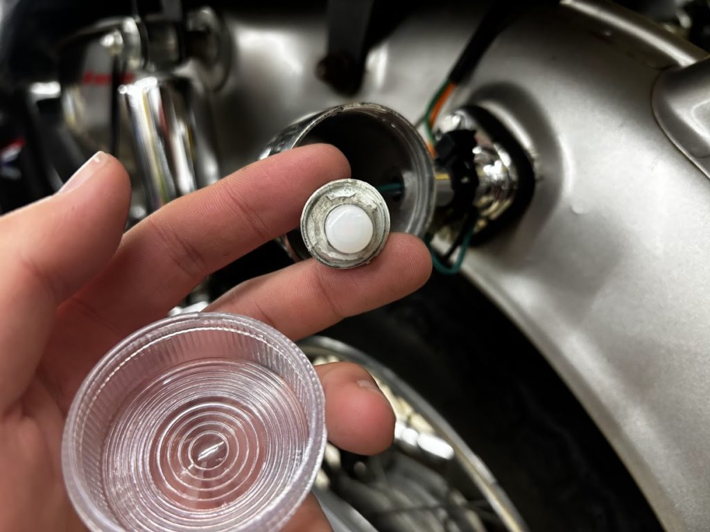 ウインカーレンズを外した様子